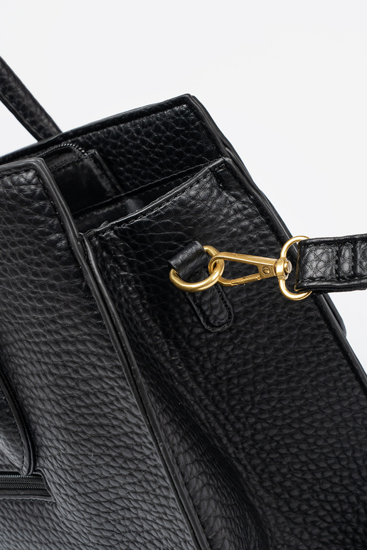 Ein Klassiker Handtasche SchZuarz auf dem Seitenstreifen