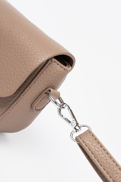 Facteur avec des coeurs beige