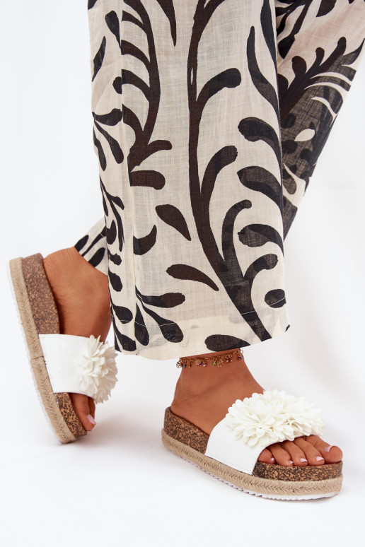 Pantoufles pour femmes avec une plateforme Avec des décorationsi avec des motifs florauxkami couleur blanche Tessara Pantoufles pour femmes avec une plateforme Avec des décorationsi avec des motifs florauxkami couleur blanche Tessara