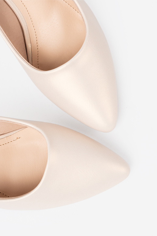 Elegante witte hoge hakken met een dunne hak