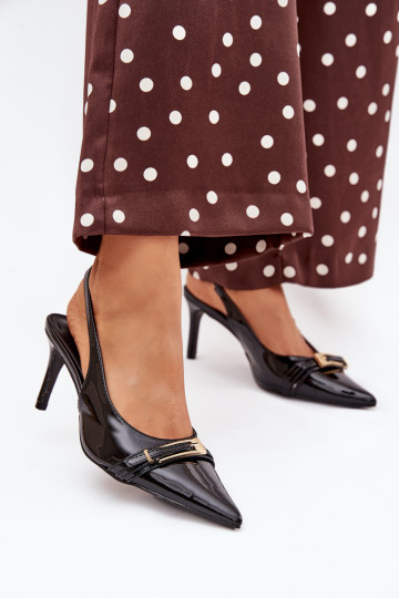 Schwarze lackierte Schuhe mit dünnen Absätzen und goldfarbenen Schnallen Vivae