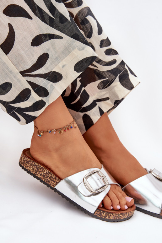 Pantoufles pour femmes avec une plateforme avec boucles couleur argent Vianara Pantoufles pour femmes avec une plateforme avec boucles couleur argent Vianara