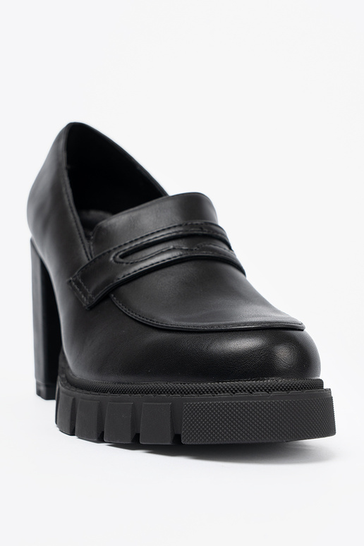 schZuarze Farbe Mokassins an der Ferse z traperoZuą podeszZuą