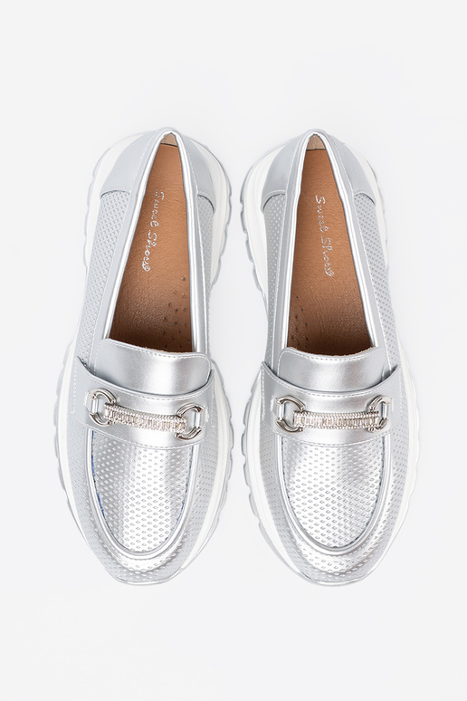 zilvere kleur Dames mocassins z dekoracyjnym goudenm elementem zilvere kleur Dames mocassins z dekoracyjnym goudenm elementem