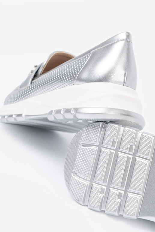 zilvere kleur Dames mocassins z dekoracyjnym goudenm elementem zilvere kleur Dames mocassins z dekoracyjnym goudenm elementem