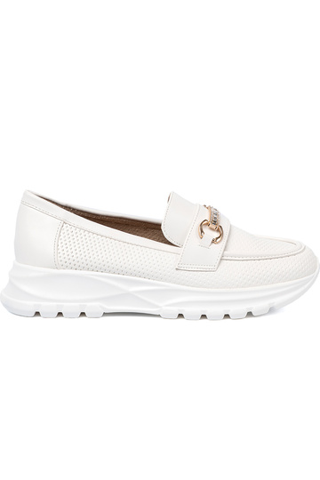 couleur blanche mocassins z dekoracyjnym dorém elementem. 2