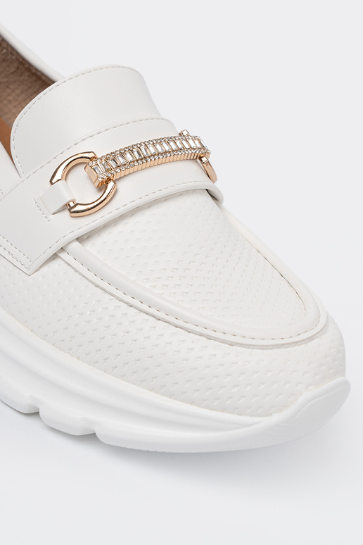 couleur blanche mocassins z dekoracyjnym dorém elementem.