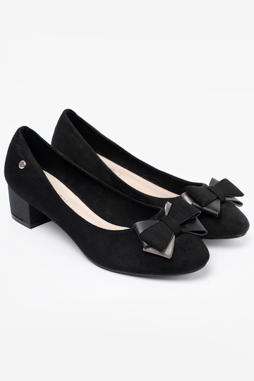 schZuarze Farbe High Heels mit einer Schleife an der Ferse