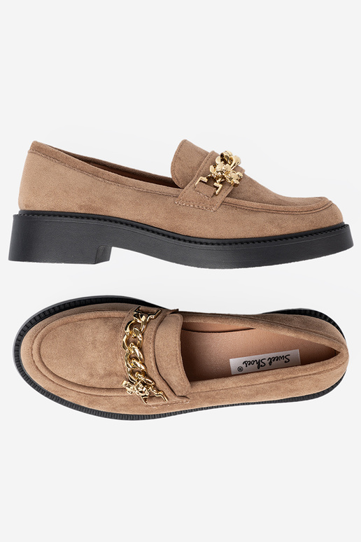 beige mocassins z dorém łańcuchem.