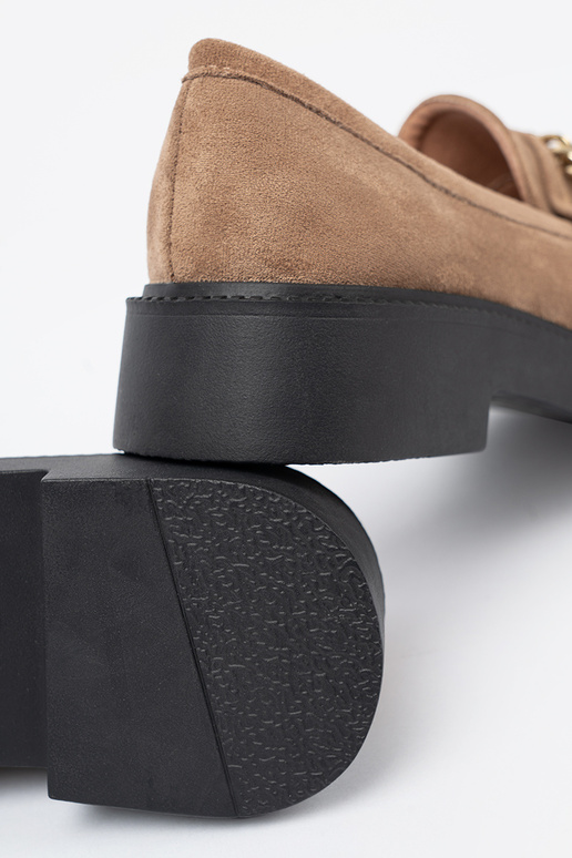 beige Dames mocassins z goudenm łańcuchem.