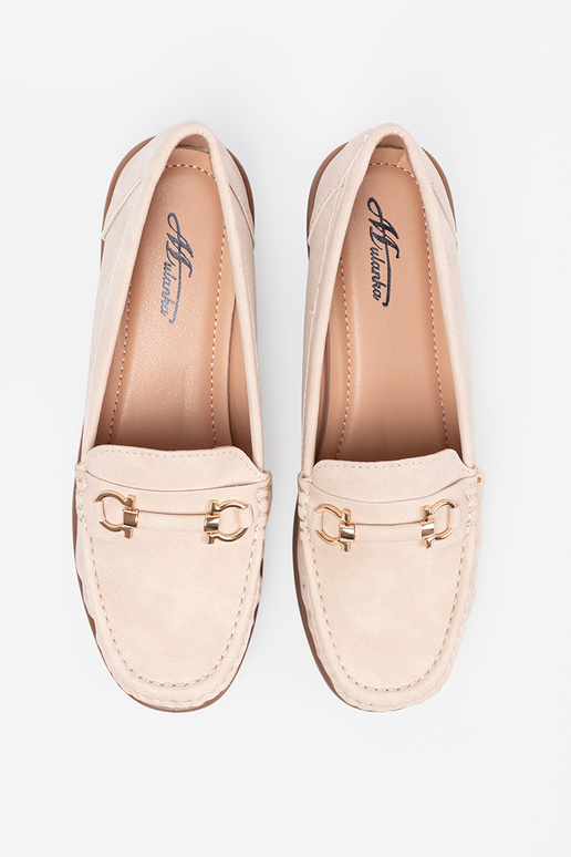 Beige Mokassins auf einem Keil z ozdobnym łańcuszkiem