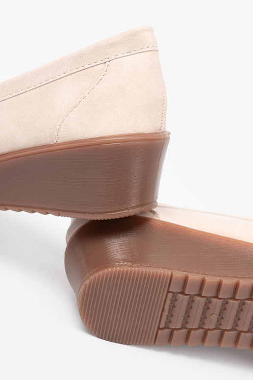 Beige Mokassins auf einem Keil z ozdobnym łańcuszkiem