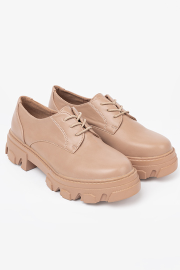 beige attaché demi-chaussures avec une plateforme