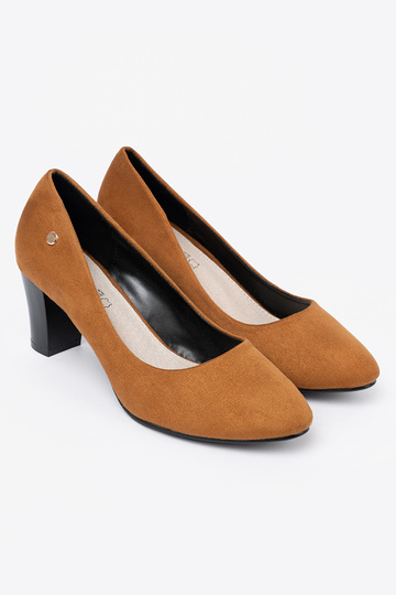 en daim talons hauts sur des talons hauts karmel