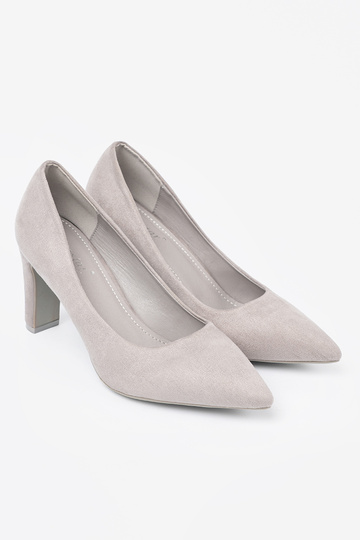Modèle classique couleur grise talons hauts en daim sur des talons hauts