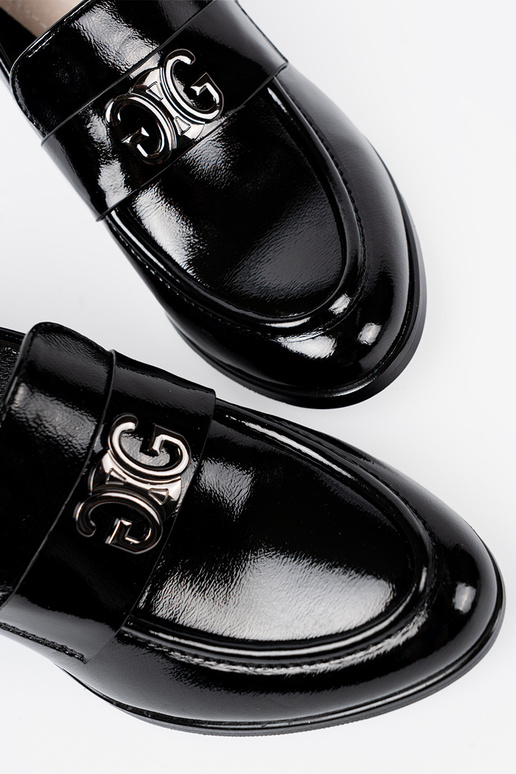 mit Lackeffekt Halbschuhe ze Silberm zdobieniem