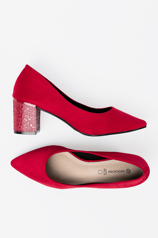 Style élégant talons hauts na ozdobnym słupku