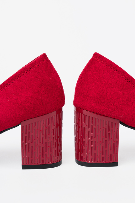 Style élégant talons hauts na ozdobnym słupku