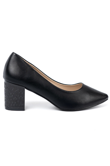 schZuarze Farbe High Heels na efektoZunym słupku 2