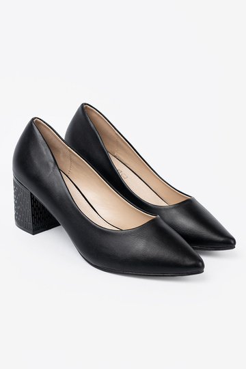 schZuarze Farbe High Heels na efektoZunym słupku