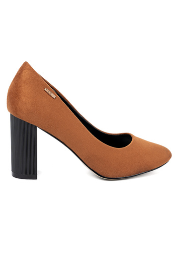 braune Farbe High Heels auf einer schZuarzen Stange 2