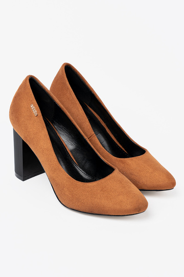 braune Farbe High Heels auf einer schZuarzen Stange