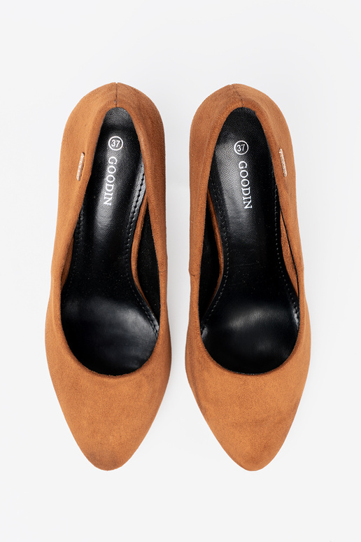 braune Farbe High Heels auf einer schZuarzen Stange