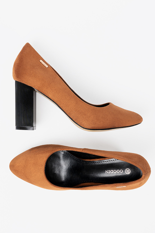 marron talons hauts sur un poteau noir