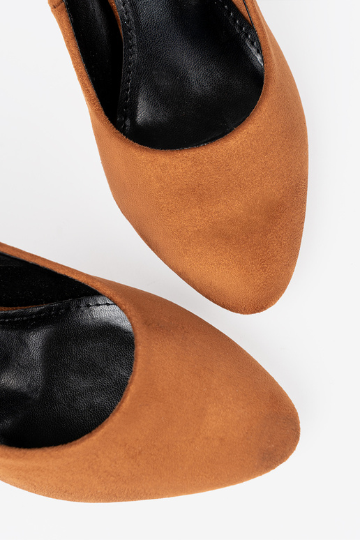 marron talons hauts sur un poteau noir