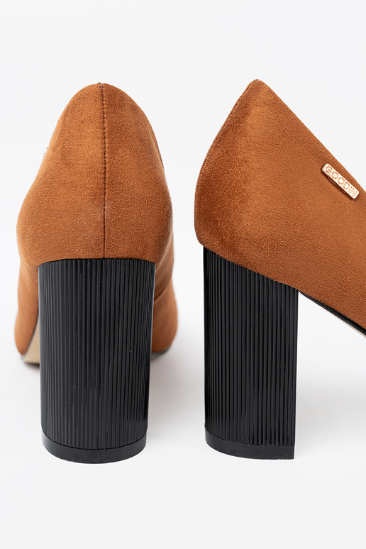 marron talons hauts sur un poteau noir