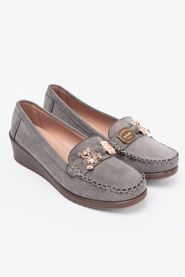 couleur grise demi-chaussures avec des détails dorés