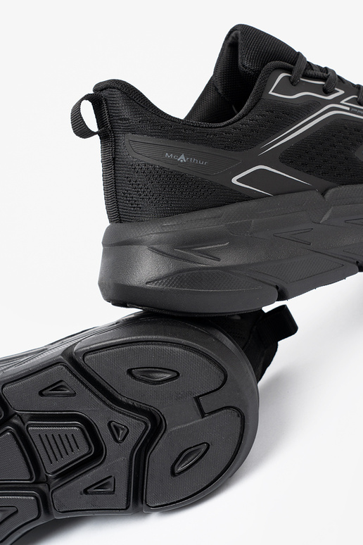  chaussures de sport couleur noire sur une semelle épaisse McArthur