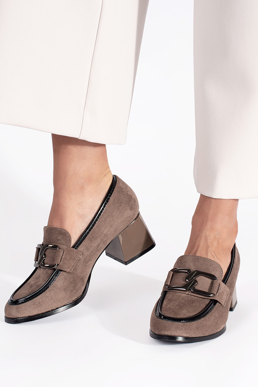 van suède beige schoenen op een dikke paal