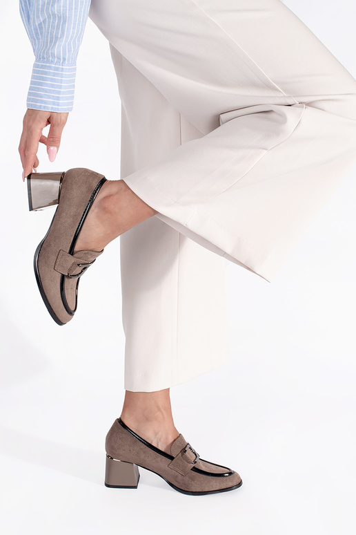 en daim beige demi-chaussures sur un poteau épais