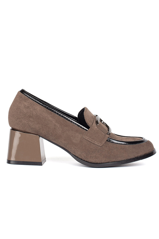 en daim beige demi-chaussures sur un poteau épais