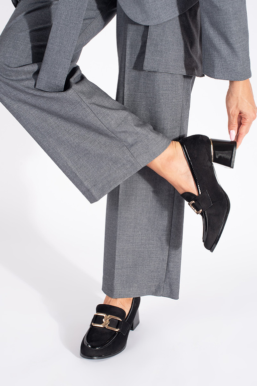 van suède dames schoenen op een dikke paal