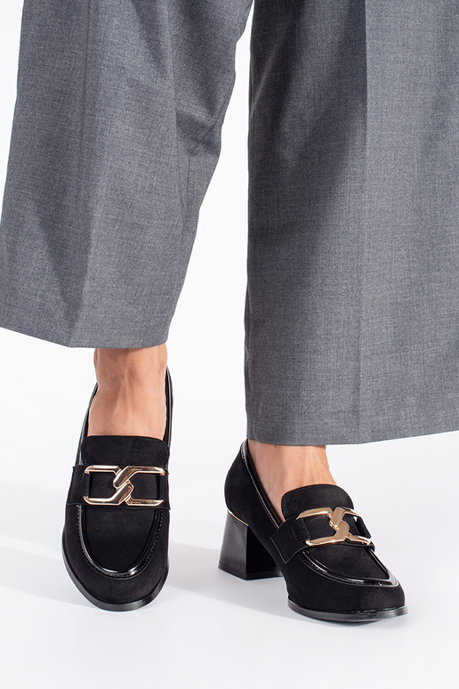 van suède dames schoenen op een dikke paal