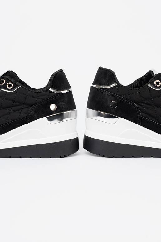 zInart Sneakers model schoenen op een Inig