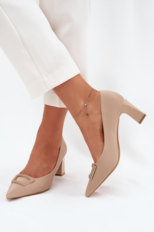 Schuhe mit Absätzen dekorieren mit Schnallen Nude Seriva Schuhe mit Absätzen dekorieren mit Schnallen Nude Seriva