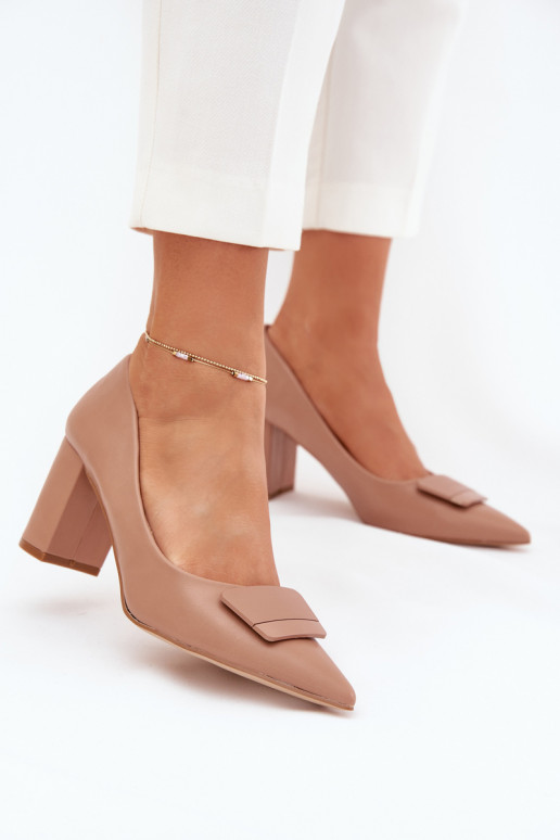 Chaussures avec des talons avec des ornements beige Celira