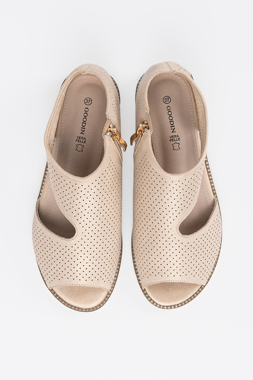 goldene Farbe Sandalen durchbrochen auf flacher Sohle