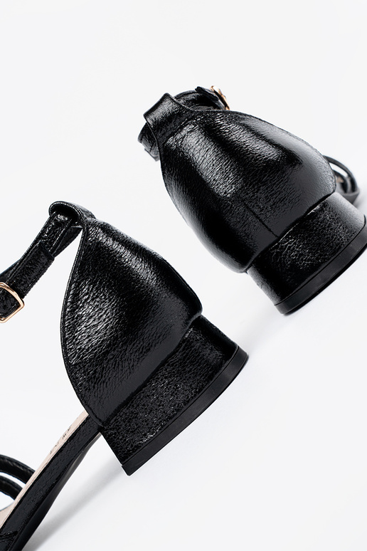 Elegante stijl zInart sandalen op een lage hak