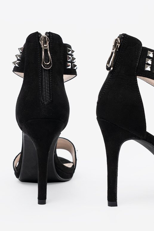 des sandales sur un talon haut couleur noire avec des zircons