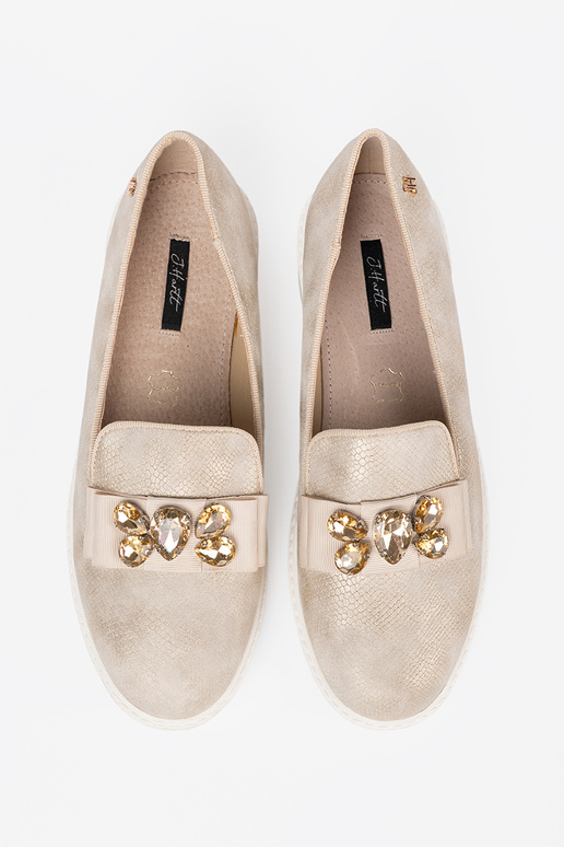 couleur dorée mocassins z biżuteryjnym detalem na przodzie