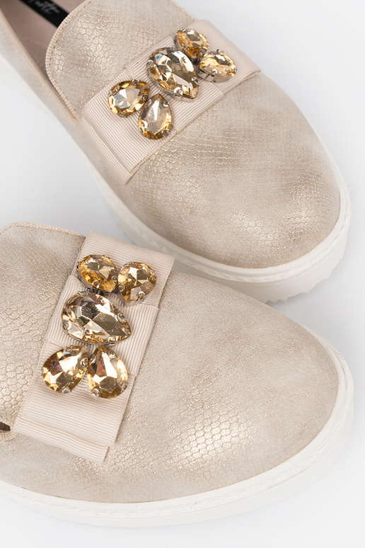 goldene Farbe Mokassins z biżuteryjnym detalem na przodzie