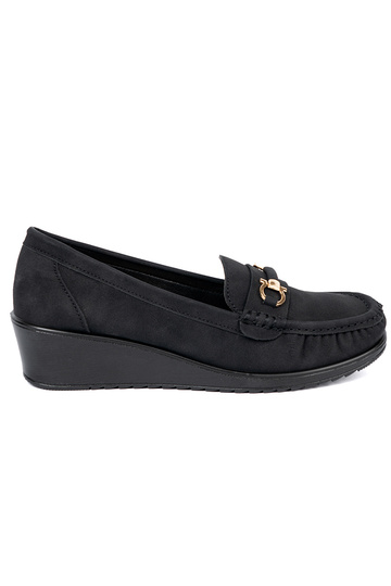 couleur noire demi-chaussures sur un coin avec décoration 2