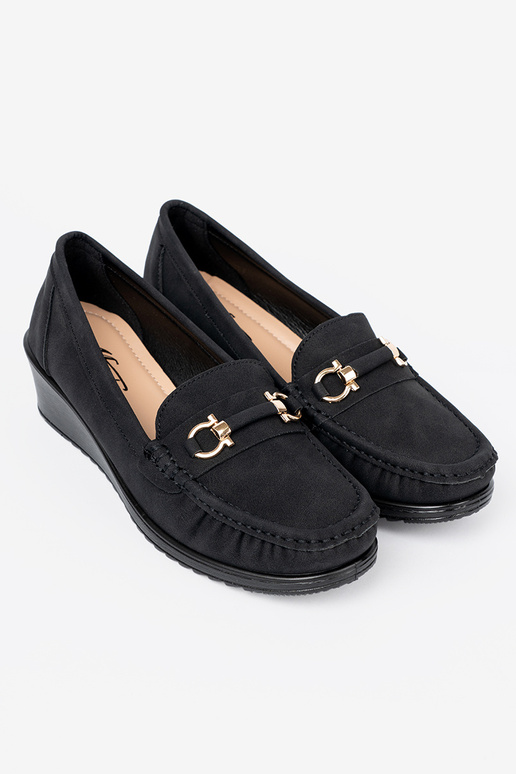 couleur noire demi-chaussures sur un coin avec décoration