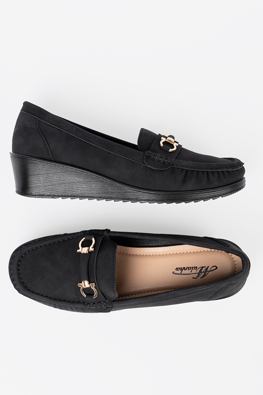 couleur noire demi-chaussures sur un coin avec décoration