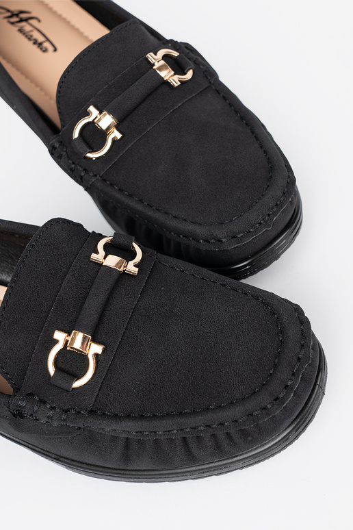 couleur noire demi-chaussures sur un coin avec décoration