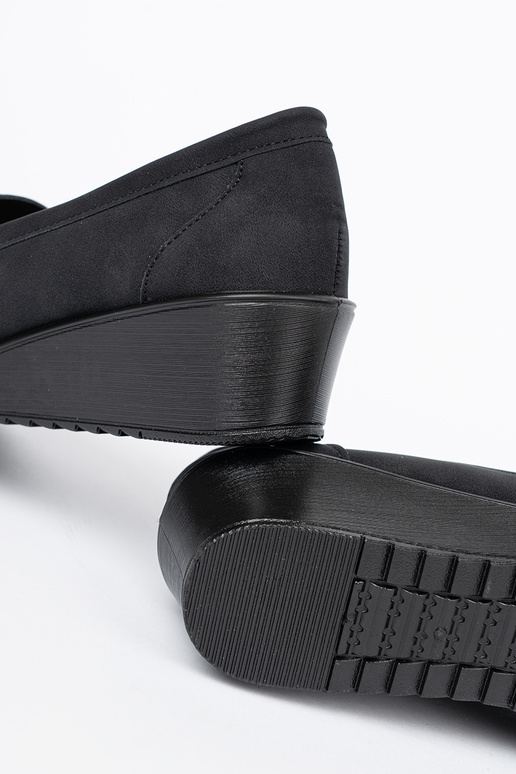 couleur noire demi-chaussures sur un coin avec décoration